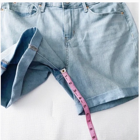 NWT Light Wash Mid Rise Shorts 29” Waist - Picture 8 of 12